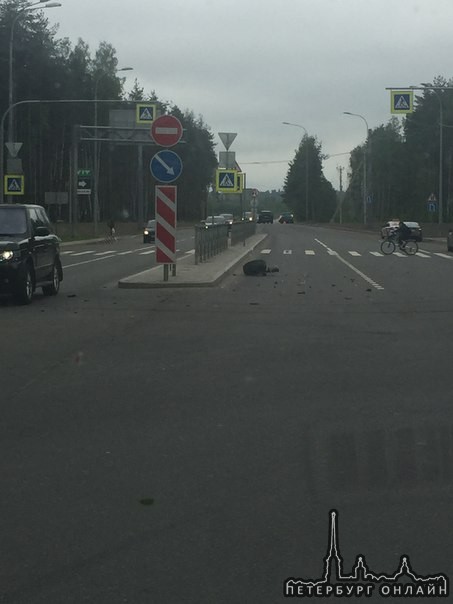 На перекрёстке Суздальского шоссе и Дороги на Каменку в неравной схватке под знак уступить дорогу и ...