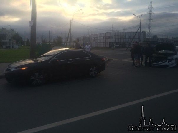 Солидарности vs крижановского одна машина выскочила на газон. Служб нет, все живы.20:25