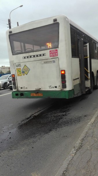 На пересечении бухаресткой и фучика у автобуса пробило поддон и вылилось масло. Пассажиры стоят.