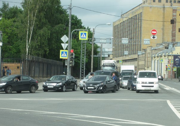 ДТП на Кременчугской и Обводном. Минивен ударил Peugeot лбом.
