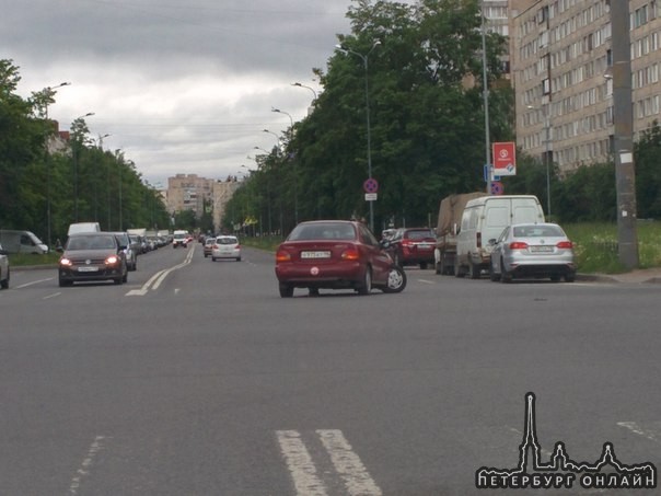 Перекресток Подвойского и Товарищеского 11:45, стоит отдыхает, проезду особо не мешает.