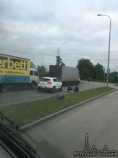 Водитель КИА сбил человека на выезде у ленты на Московское шоссе, все живы. Актуально на 20:20