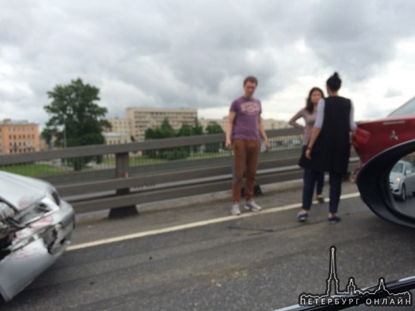 На Малоохтинском мосту при рекомендованной скорости 40км/ч кто-то пошел на взлёт и догнал тех, не т...