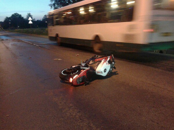 ДТП с мотоциклистом , Примерно в 22:40 , в Старом-Петергофе, перед рынком, все живы!