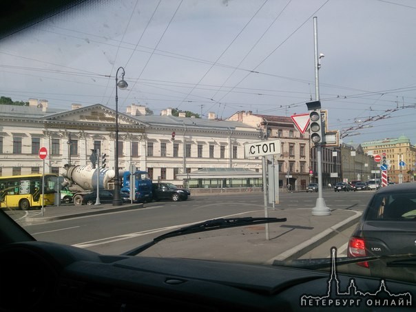 Камазик Миксер и Джипик притерлись перед Благовщенским мостом . Проезду не мешают.