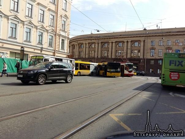 На повороте с Московского проспекта на первую Красноармейскую замес из общественного транспорта