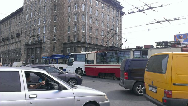 Трамвай и автобус видимо не поделили дорогу. Кировский завод,не доезжая до Комсомольской площади.