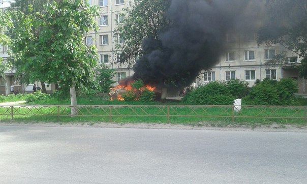 Во Всеволожске на Ленинградкой улице у парадной горит машина