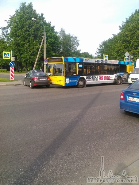 Полюстровский 28. 105 автобус подцепил солярис.