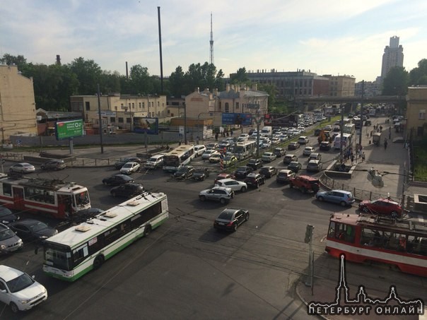 ХунДай подрезал трамвай на перекрестке Кантемировской с Лесным.