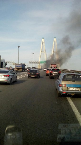 Горит Volkswagen на Вантовом мосту. Внешнее кольцо.