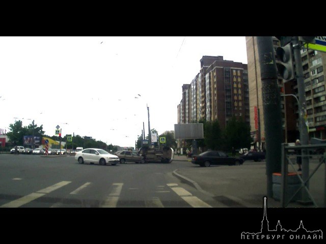 Видео ДТП на перекрёстке ул.Подвойского и пр.Большевиков, 28 мая