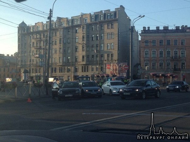 У людей тяжёлый рабочий день! ДТП на съезде с Тучкова моста , службы уже на месте , пробки нет ! Буд...