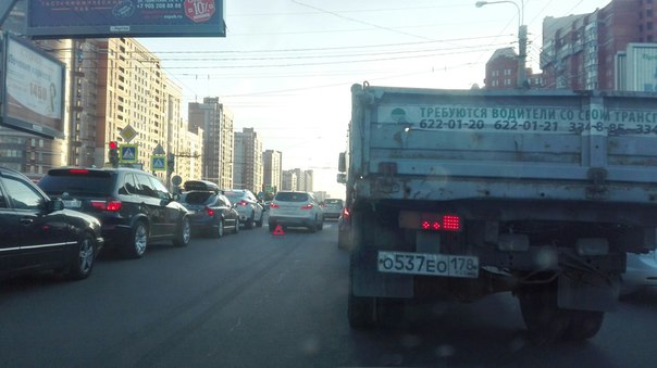 Белый Hyundai подбил белого Хундая))) На Богатырском перед Гаккелевской. Гы)))