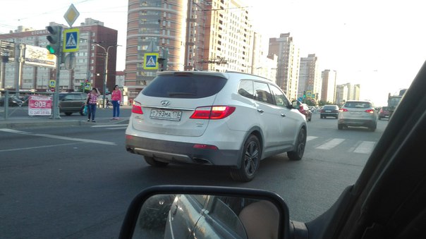 Белый Hyundai подбил белого Хундая))) На Богатырском перед Гаккелевской. Гы)))