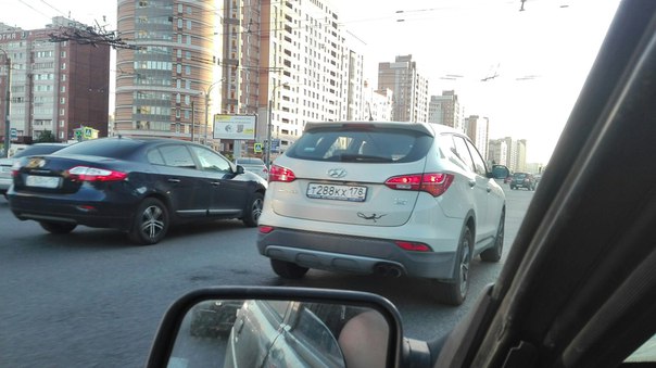 Белый Hyundai подбил белого Хундая))) На Богатырском перед Гаккелевской. Гы)))