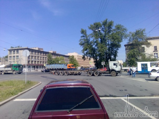 Перегородили проезд со стороны Автово по Кронштадской у Зенитчиков