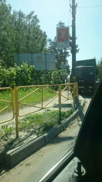 ДТП Сертолово, перекресток на Ул. Ззаречную, камаз снёс ограждение.