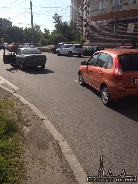 На Дачном проспекте 17/3 две аварии , одна из них моя ...