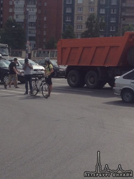 ВАЗ 2114 vs велосипедист на пересечении Передовиков и Косыгина! Все живы, служб нет!