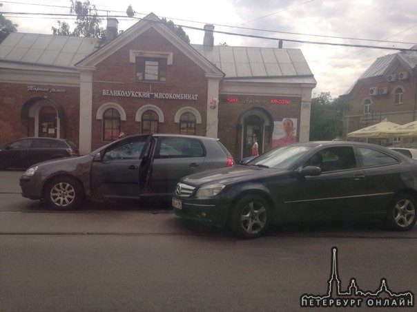 Авария на Савушкина рядом с метро: Mercedes и Гольф. ДПС на месте, трамваи стоят