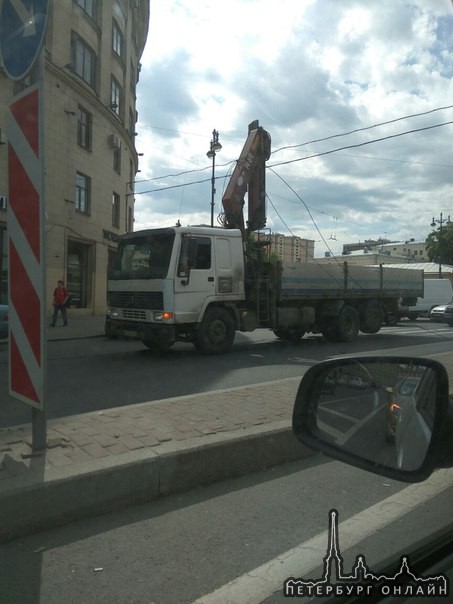 Обводный и Московский. Стрелой зацепил провод.