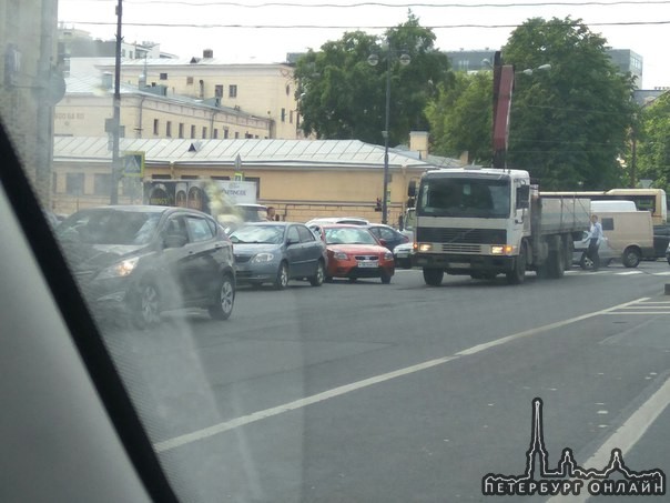 Обводный и Московский. Стрелой зацепил провод.