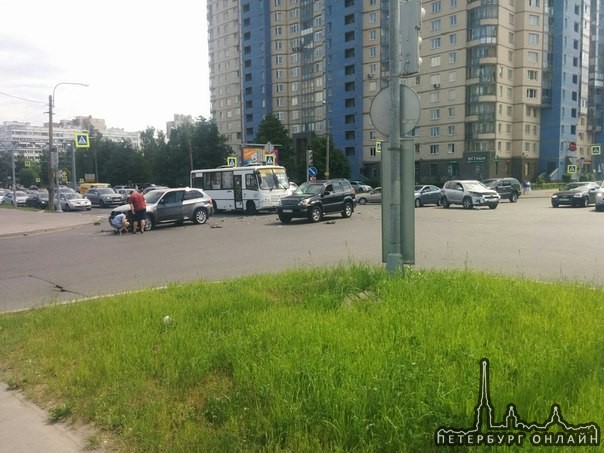 ДТП на перекрёстке Парашютной и Сизова. Один на встречке.