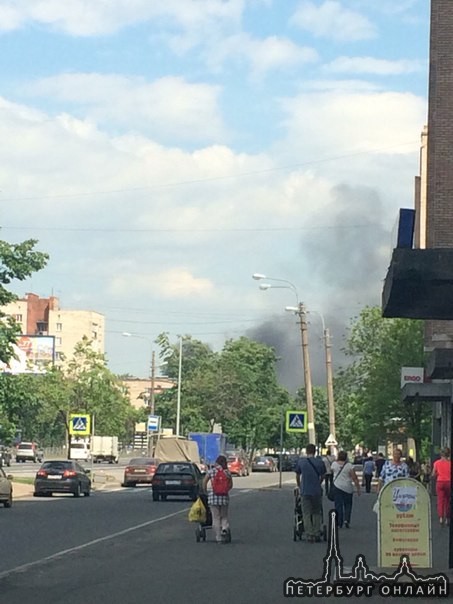 На въезде в город с Мурманского ш. Что то горит.