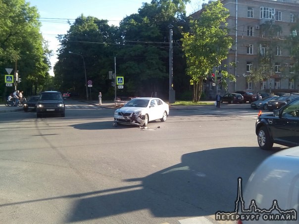После Столкновения на перекрёстке 2-го Муринского и Орбели, автомобиль улетел в остановку