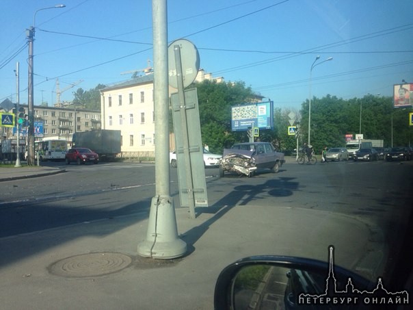 На перекрёстке Блюхера и Кондратьевского. По видимому жигули делал левый поворот и ре увидел летящую...