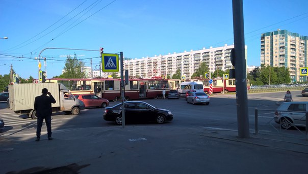 Автомобиль приехал в трамвай на перекрёстке Авиаконструктров и Долгоозерной