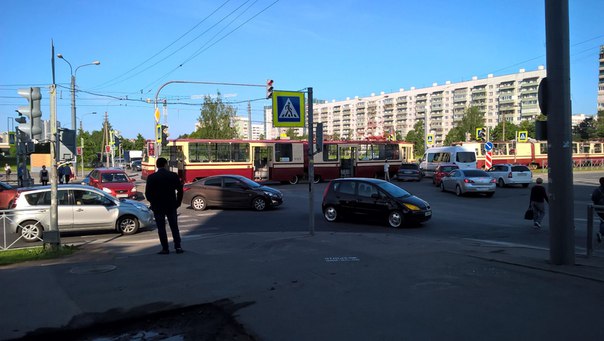 Автомобиль приехал в трамвай на перекрёстке Авиаконструктров и Долгоозерной