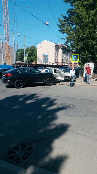 Авария на перекрестке улица Мира и Котовского,Renault ехала по главной,а х6 не пропустил