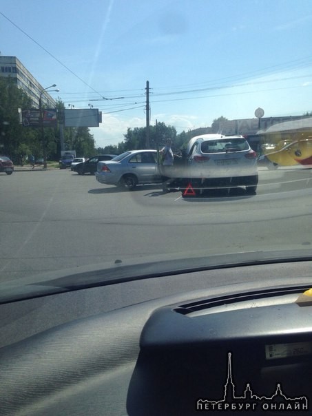 ДТП на перекрёстке богатырского и байконурской , пробки нет, дпс нет