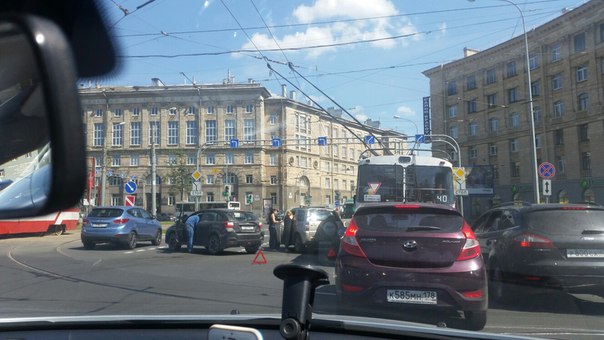 На Светлановской площади авария, пробка была от Испытателей! Время 13:30