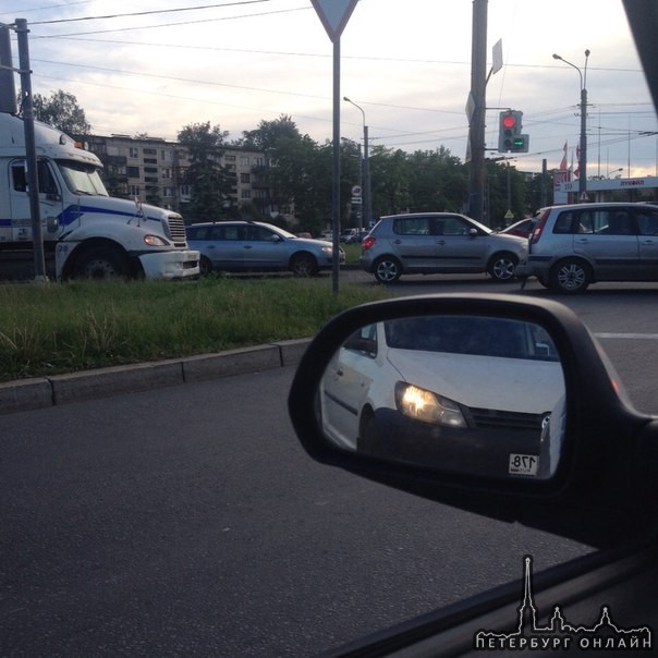 Грузовик догнал Ford. Перекрёсток Руставели и Науки.