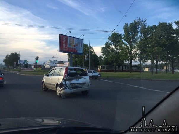 Грузовик догнал Ford. Перекрёсток Руставели и Науки.