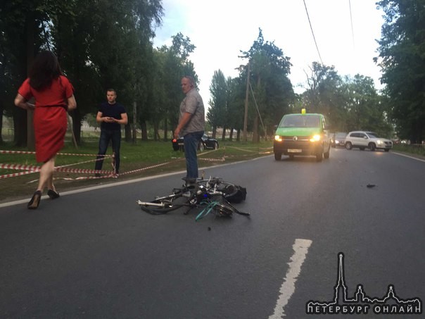 Только что у Петровского пруда Порш сбил велосипидиста, пока жив, лежит весь в крови, очень серьезны...