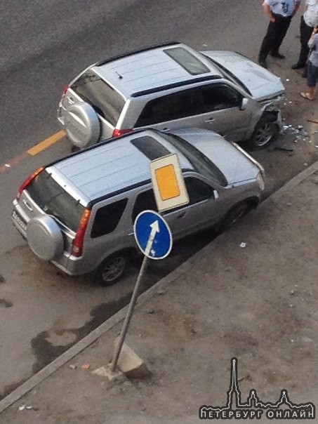 На дунайском у дома 5. Автомобиль приехал в припаркованные авто,