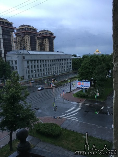 Киевская - московский. солярис "жопой" снёс светофор.