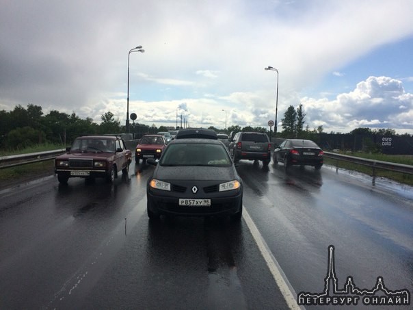 При ДТП на мосту над железнодорожной станцией Лигово виновник аварии скрылся! Если у кого есть запис...