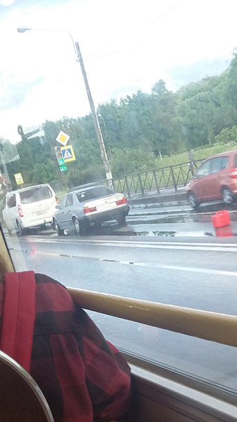 ДТП на Петергофском шоссе в сторону города, у дороги к ЛЭМЗу, собирается пробка, актуально на 19:30.