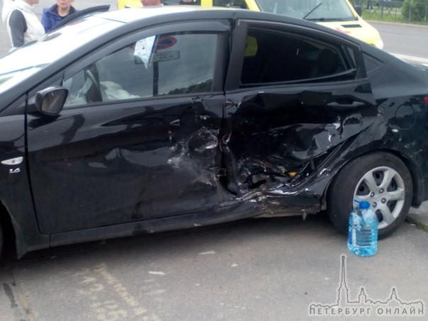 Нетрезвый водитель на Mazda устроил ДТП на перекрёстке Камышовой с Богатырским.