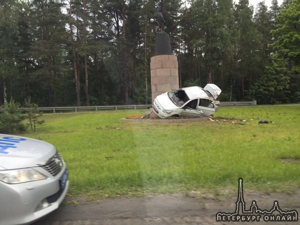 На Приморском шоссе При выезде из Ольгино, белая машинка вскарапкалась на памятник. Реанимация и ГИБ...