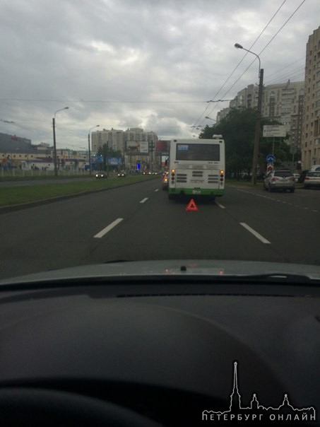 На Коломяжском 28 автобус нашёл свою конечную остановку в попце легковушки, актуально на 19.20