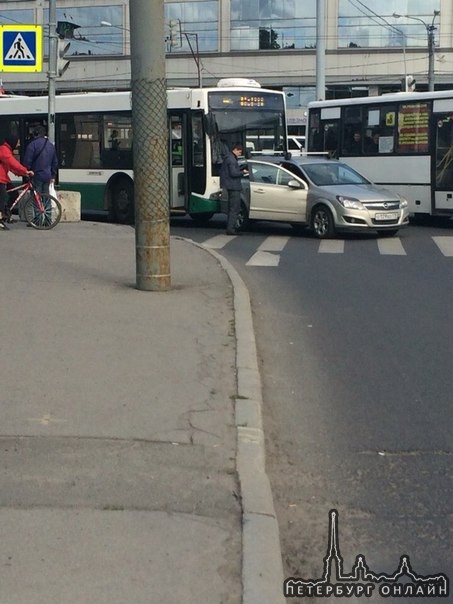 На Площади Александра Невского автобус толкнул Астру