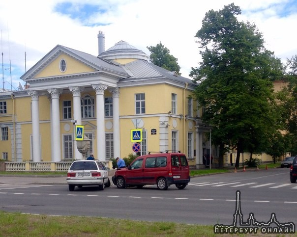 Песочная набережная, угол ул.Даля, пассат на разворачивался, а берлинго не дал закончить манёвр...