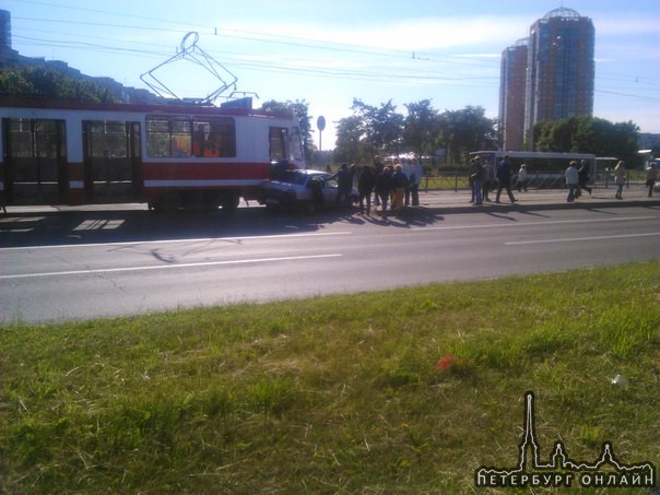 Авария на Бухарестской и Турку,на развороте,трамвай и Нексия. Не убедившись в отсутствие трамвая ,со...