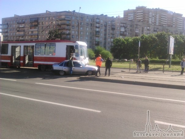 Авария на Бухарестской и Турку,на развороте,трамвай и Нексия. Не убедившись в отсутствие трамвая ,со...